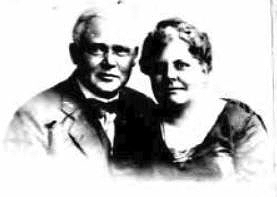 B&W head and shoulders double photograph of Adolf and Helen Weidig (1923)