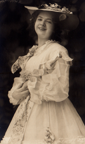 b&w postcard photograph of Lotte Klein (in costume for Kyritz-Pyritz)